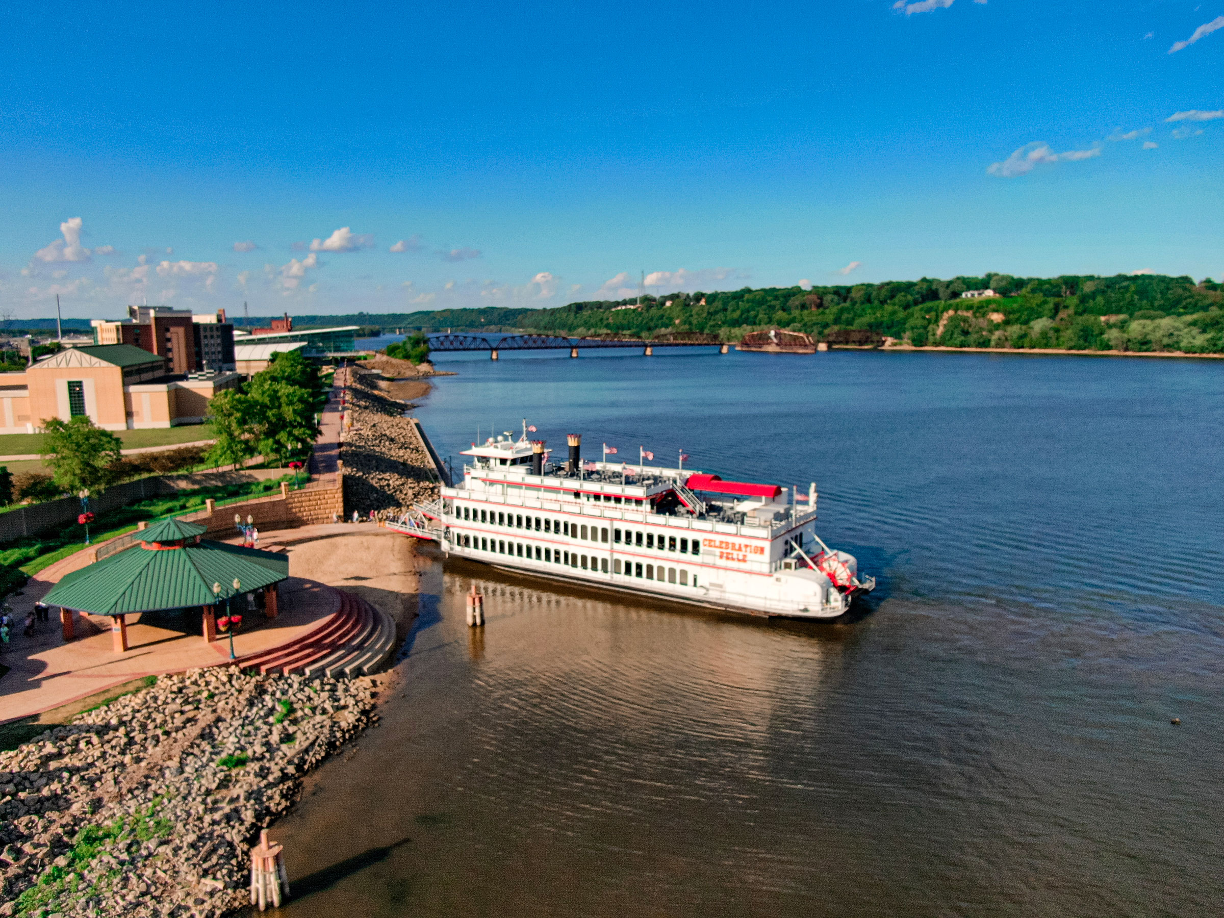 riverboat cruises from dubuque iowa